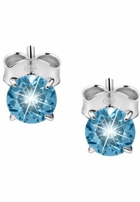 Orecchini a morsetto in argento decorati con grandi gemme rotonde di un blu chiaro, caratterizzate da superfici sfaccettate, fissate con impostazioni a artiglio e contrassegnate con "925."