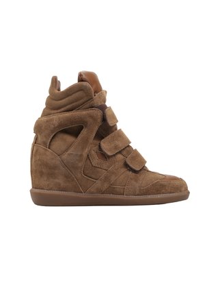 Brązowy zamszowy sneaker na koturnie z trzema paskami na rzep, wyściełanym kołnierzem i gumową podeszwą na białym tle.