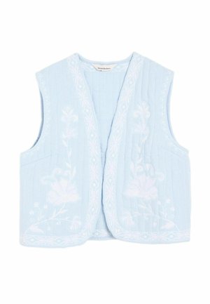 Hellblaue ärmellose gesteppte Weste mit weißer Blumenstickerei und dekorativem Besatz entlang der vorderen Kanten und des Saums.