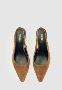 Smešane smeđe suède cipele na petu s produženim vrhom, s elegantnim dizajnom i crnim ulošcima, označene zlatnim natpisom "REISS".