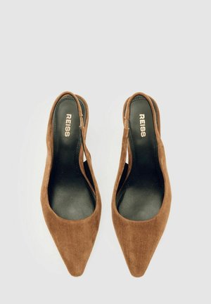 Brūni zamšaini siksnu papēži ar smailiem pirkstiem, ar elegantu dizainu un melnām iekšiņām, ar zelta burtiem marķēti "REISS".