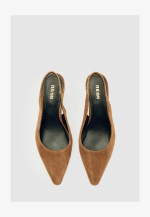 Pruun suede slingback kontsad, millel on teravad varbad, elegantne disain ja mustad sisetallad, millel on kuldne kiri "REISS".