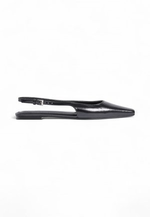 Mustat nahkaiset slingback-loafersit, joissa on terävä pää, avonaiset sivut, kapea nilkkanyöri ja tasapohja. Silkkinen pinta minimalistisella muotoilulla.