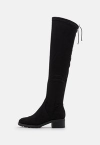 Schwarze Overknee-Stiefel aus weichem Wildleder, mit runder Zehenform, niedrigem Blockabsatz und verstellbarem Bindedetail am oberen Ende.