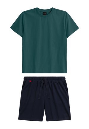 Ciemnoniebieski t-shirt krótki rękaw z okrągłym dekoltem, w zestawieniu z granatowymi szortami na sznurku z dwoma kieszeniami i małą czerwoną metką na pasku. 