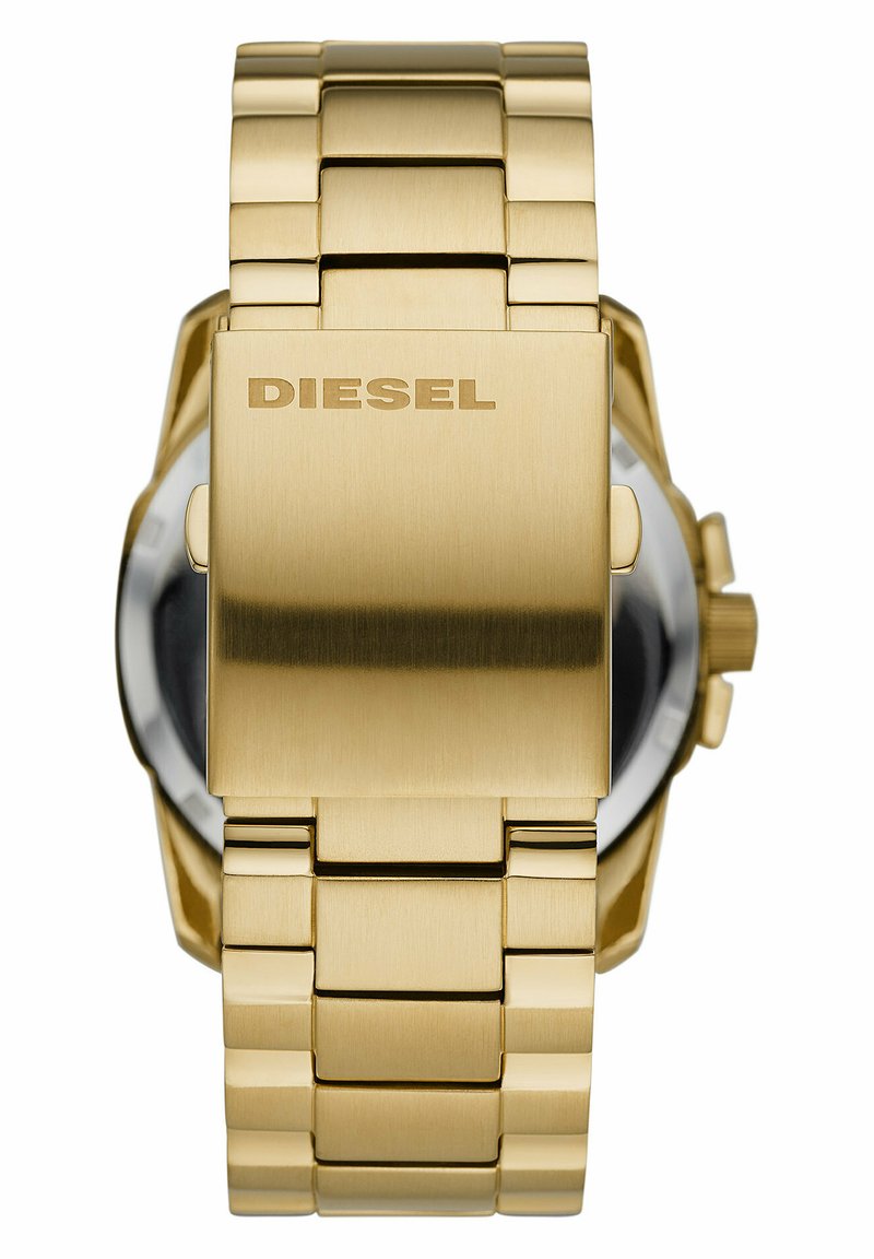 Orologio in acciaio inossidabile dorato con finitura spazzolata, quadrante rettangolare e un design audace. Presenta maglie testurizzate nel bracciale e logo inciso.