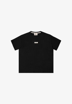 Czarny krótki top z krótkim rękawem, z małą białą prostokątną metką "BIZUU" umieszczoną centralnie na piersi.