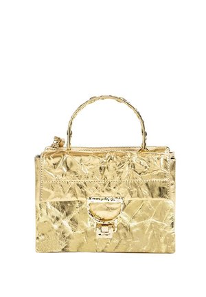 Piccola borsa dorata lucida con superficie texture, manico superiore e chiusura anteriore a fibbia su sfondo bianco.