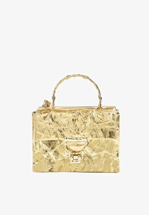 Kleine glanzende gouden handtas met een gestructureerd oppervlak, een handvat aan de bovenkant en een sluiting aan de voorkant, afgebeeld tegen een witte achtergrond.