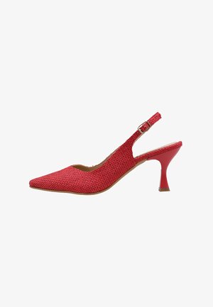 Zapato de salón rojo tejido con tira trasera, puntera puntiaguda, correa ajustable con hebilla y tacón acampanado de altura media.