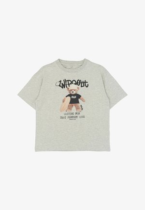 Grå oversized t-shirt med et billede af en bamse iført en sort t-shirt og teksten "VENTER PÅ DEN PERFEKTE BØLGE" under.