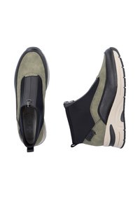 Bottines en suédé vert et en synthétique noir avec une finition texturée, semelle blanche et détail de fermeture éclair. Elles présentent des panneaux élastiques sur les côtés et une languette de tirage.