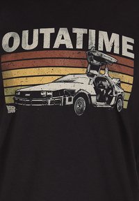 Sort T-shirt med et grafik af en DeLorean bil med vinge-døre. Tekst ovenfor i fede hvide bogstaver lyder "OUTATIME." Baggrunden inkluderer vandrette striber i orange, gul og rød.