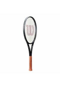 Tennisschläger mit einem schwarzen Rahmen, weißen Saiten und einem roten Logo. Verfügt über einen strukturierten braunen Griff für besseren Halt. Ovaler Kopf.