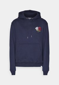 Sudadera azul marino con un bolsillo canguro frontal, capucha con cordones y un colorido diseño bordado de una rosa en el lado izquierdo del pecho. Textura de tela suave.