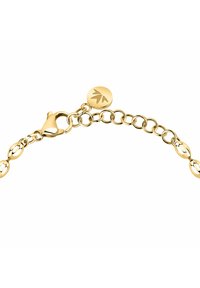 Bracciale in catena d'oro con anelli ovali e rotondi, dotato di un gancio a granchio e di un ciondolo rotondo inciso con un motivo a foglia.