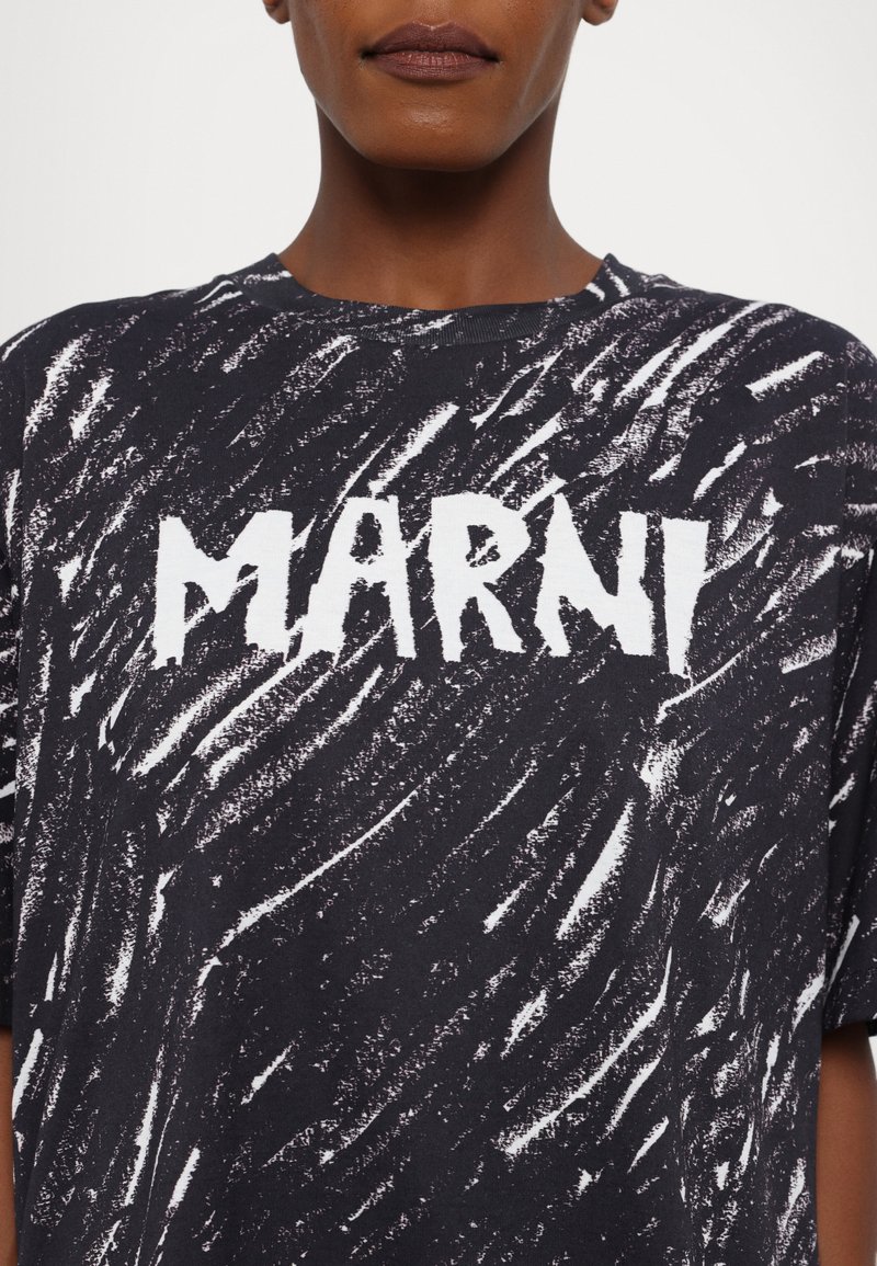 Sort T-shirt med et hvidt stribet mønster og teksten "MARNI" i fede, hvide bogstaver, med en rund halsudskæring og korte ærmer.