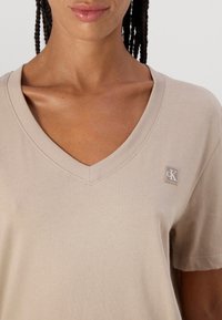 Calvin Klein Jeans BADGE V NECK TEE - Základné tričko - goat