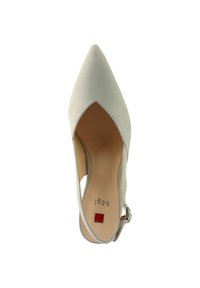 Sandal na podpatku s špičatou špičkou, světle šedá z jemné velurové kůže, s páskem kolem kotníku a s přezkou. Hladký povrch, minimalistický design, vnitřní potisk loga.