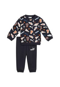 Conjunto de sudadera para niño pequeño en azul marino que incluye una camiseta de manga larga con un estampado y pantalones con cintura elástica y un logo.