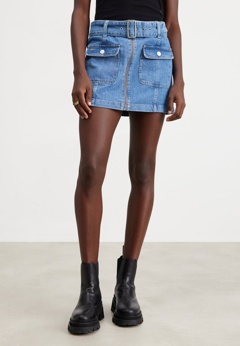 Tommy Jeans BELTED ZIPPER SKIRT - Miniszoknya - denim medium