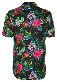Camisa de manga corta con un fondo negro y vibrantes patrones florales grandes en rosa, verde y azul, y un diseño de cuello clásico.