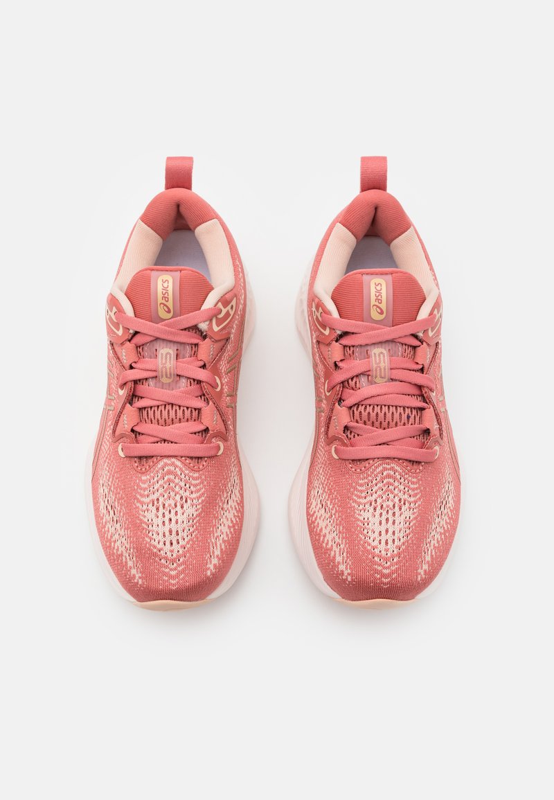 Rosa Sportschuhe mit einem Mesh-Obermaterial, strukturierten Mustern, runder Zehenpartie und flachen Schnürsenkeln. Abgerundet mit hellrosa Akzenten und Logo-Details.