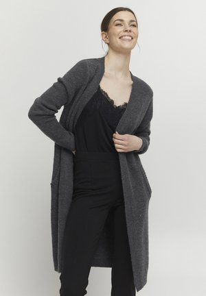 Lång, mörkgrå cardigan med öppen framsida, ribbade ärmslut och fickor, lagd över ett svart spetslinne och svarta byxor. Mjuk textur.