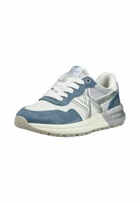 Baskets athlétiques blanches et bleues avec lacets blancs, logo argenté "Mustang" sur le côté et semelle texturée beige.