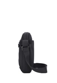 Borsa in tessuto nera con un design slim, tracolla regolabile, chiusura con zip e una sottile texture diagonale sulla superficie.