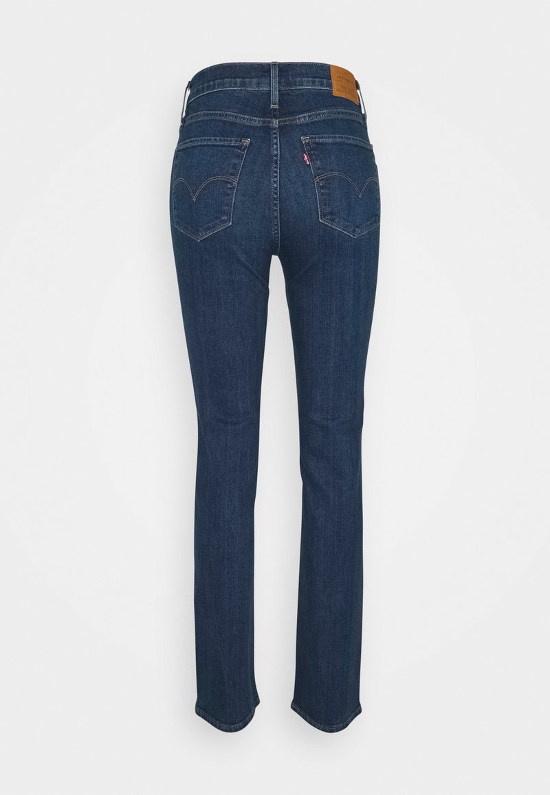 Jeans de mezclilla azul oscuro con piernas rectas, que cuentan con dos bolsillos traseros, costuras sutiles y una etiqueta de cuero marrón en la cintura.