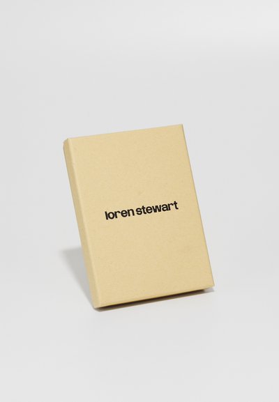 Rudas kraft popieriaus dėžutė su juodu tekstu, skaitančiu „loren stewart“, turinti stačiakampio formą ir lygų paviršių, šiek tiek pasvirusi matomumui.