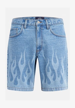 Hellblaue Jeansshorts mit Flammenmotiven in einer helleren Farbnuance am Saum, klassischem Fünf-Taschen-Design und Knopfverschluss.