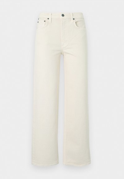 Τζιν σε εκρού χρώμα με ίσια γραμμή, με μπροστινό κουμπί, φερμουάρ, θηλιές για ζώνη και σχεδιασμό με πέντε τσέπες σε ανοιχτό φόντο.