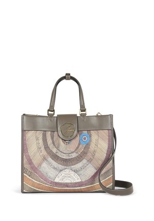 Sac à main rectangulaire en cuir marron avec poignées supérieures, bandoulière amovible et motif circulaire concentrique multicolore avec texte sur le panneau avant.