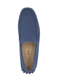 Blauwe suède moccasin-stijl schoen met een gestikt ontwerp, textuur bovenkant en rubberen accenten op de zool. De binnenzool bevat merkdetails.