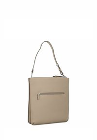 Beige lederen tote bag met een enkele verstelbare schouderband, voorzien van een voorzak met rits en een gladde textuur. Minimalistisch rechthoekig ontwerp.