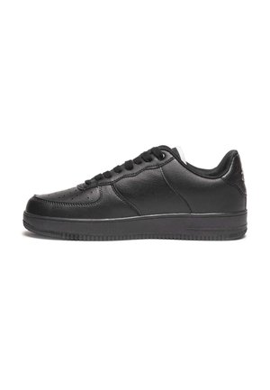 Baskets basses en cuir noir avec lacets, semelle texturée et col rembourré, vues de profil sur fond blanc.