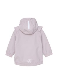 Lys rosa vandtæt jakke med hætte, elastiske manchetter og en reflekterende stribe bagpå. Har et cirkulært logo i kanten.