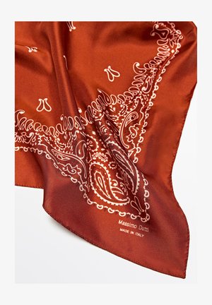 Foulard di seta in un ricco colore ruggine con motivo paisley bianco e delicate accentuazioni. Presenta il testo del marchio "Massimo Dutti" e "Fatto in Italia."