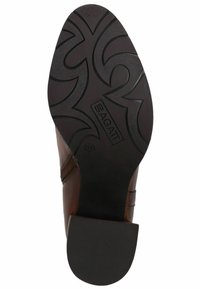 Suela de zapato de cuero marrón con una superficie texturizada. Surcos profundos en un patrón en espiral, que presenta un área marcada para Bagatti. Tamaño 37 indicado.