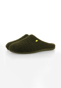 Chaussons verts, à texture duveteuse, avec un design arrondi, présentant un petit accent jaune sur le côté et une semelle durable.