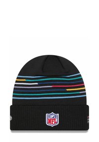 Schwarze Strickmütze mit mehrfarbigen horizontalen Streifen oben. Mit einem NFL-Logo-Patch auf der Vorderseite und einem gerippten Bündchen am unteren Ende.