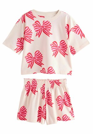 Puuvillane kahest osast koosnev komplekt lühikeste varrukatega ja elastse vöökohtaga. Omab roosa ja punase ribade mustreid heledal kreemjas taustal.