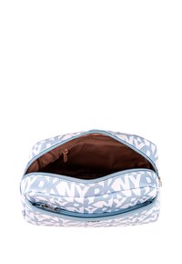 Neceser DKNY en azul claro y blanco con un patrón geométrico de logotipos, con cierre de cremallera y forro interior marrón.