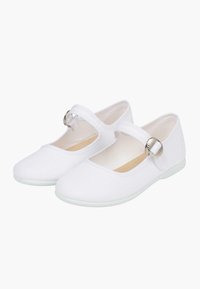 Zapatos Mary Jane de lona blanca con punta redondeada, correa en el empeine y un botón en tono plateado. Suela suave y plana con un ligero efecto translúcido.