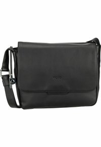Bolso bandolera de piel negra con solapa plegable, correa ajustable y sutil detalle del logo en la parte frontal. Textura suave y forma rectangular.