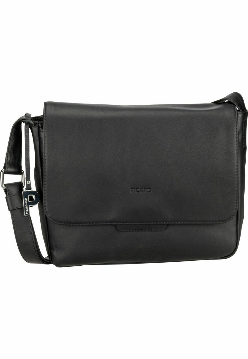 Bolso bandolera de piel negra con solapa plegable, correa ajustable y sutil detalle del logo en la parte frontal. Textura suave y forma rectangular.