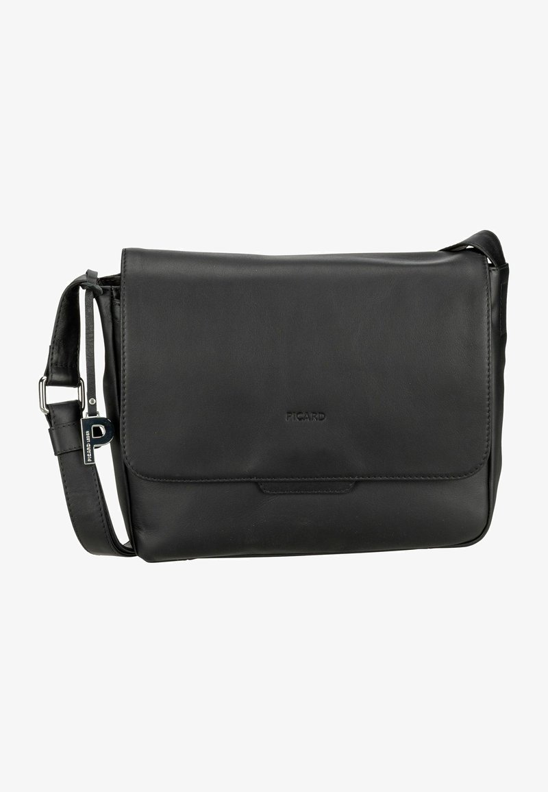 Bolso bandolera de piel negra con solapa plegable, correa ajustable y sutil detalle del logo en la parte frontal. Textura suave y forma rectangular.