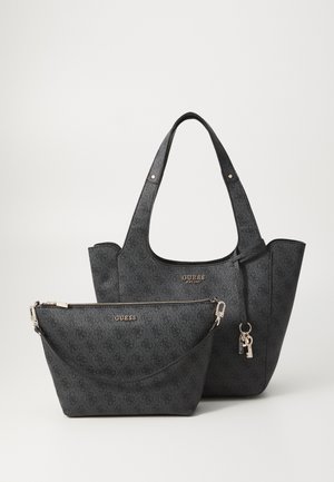 Zwarte tote bag en bijpassend tasje van textuurmateriaal, met gouden accenten, reliëflogo en ritssluiting.